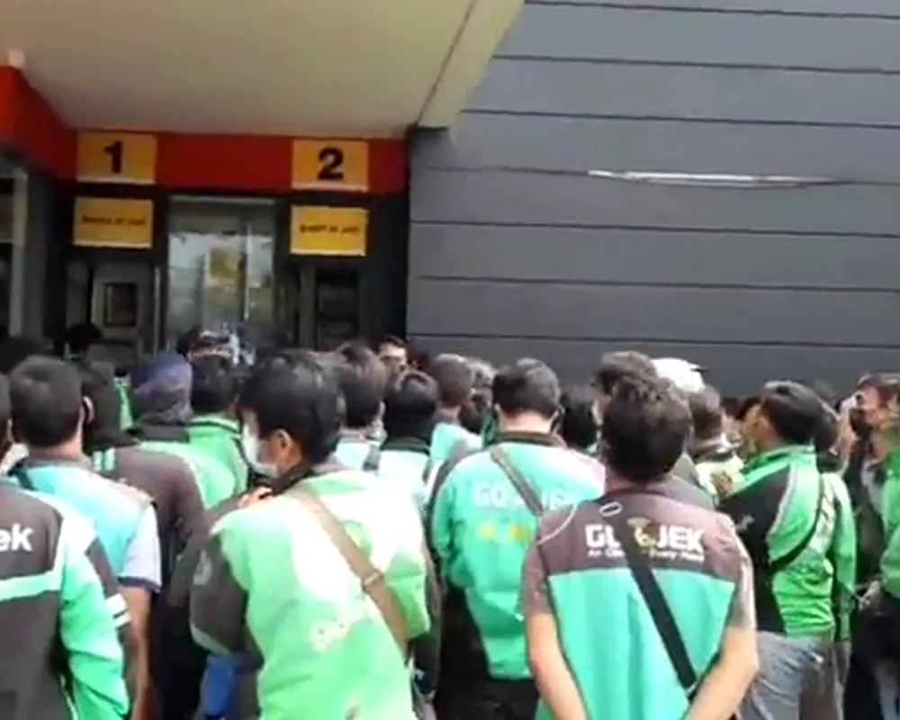 Aktivitas layanan di McDonald's Kartini Cirebon